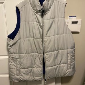 Reversible puffy vest. Light grey/blue